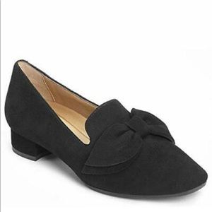 AEROSOLE GETAWAY Black Suede Bow Loafers